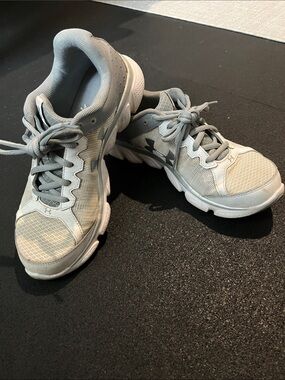 Under armour Assert 6 sneaker
Size 8.5
